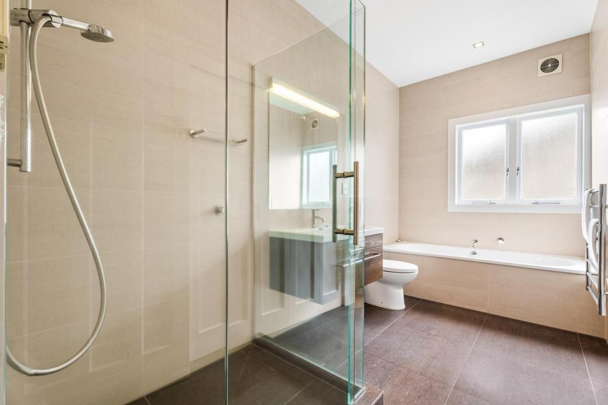 Super Luxurious Hottub 3br 2ba 2 Car Parks Villa